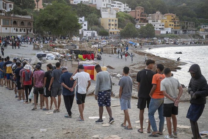 Varios inmigrantes en una playa, a 19 de agosto de 2026, en Ceuta (España).