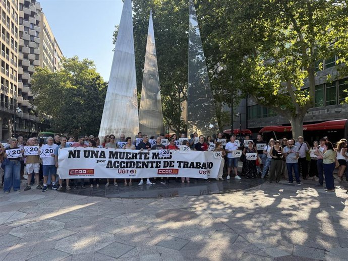 CCOO y UGT Aragón se concentran ante el monumento a la Constitución en Zaragoza para denunciar el aumento de la siniestrablidad laboral que eleva a 20 el número de fallecidos en 2026