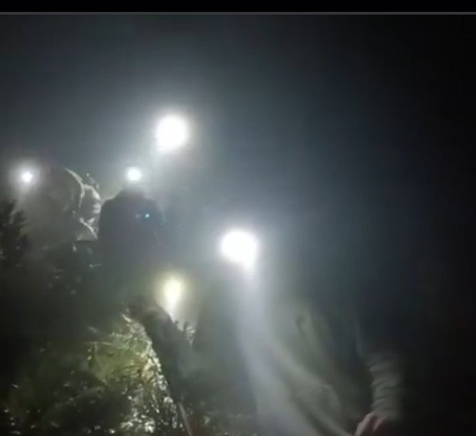 Rescate de cuatro jóvenes senderistas, dos menores, desorientados en Pandillo. Son de Madrid y Bilbao y los rescatadores tardaron tres horas en hallarles, en medio de la tormenta y la niebla. Les dieron ropa, agua y comida y les llevaron a una cabaña