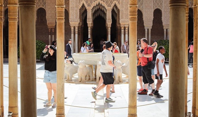 Archivo - Turistas en la Alhambra de Granada (Imagen de archivo)