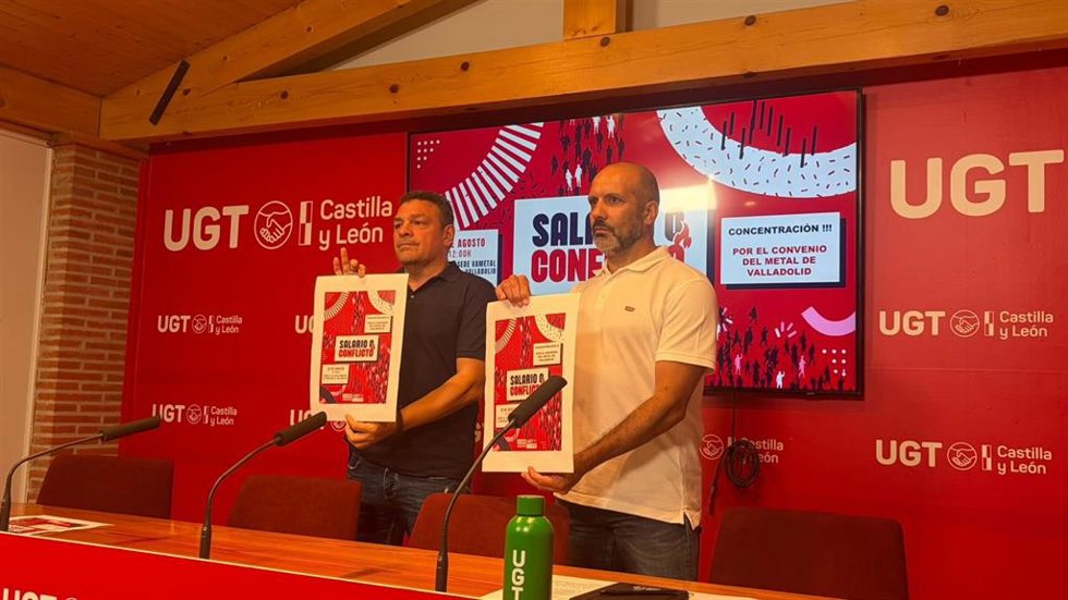 El Secretario de Acción Sindical de UGT FICA CyL, Gorka López (dcha.) y el Secretario General de CCOO Industria en Valladolid, Emilio Izquierdo, durante su comparecencia para anunciar las movilizaciones del sector del metal