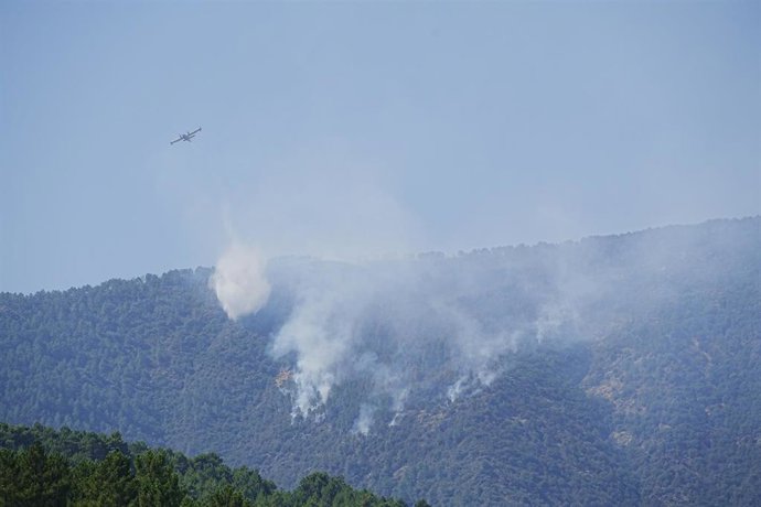 Un hidroavión trabaja en el incendio de Pinofranqueado (Cáceres) 