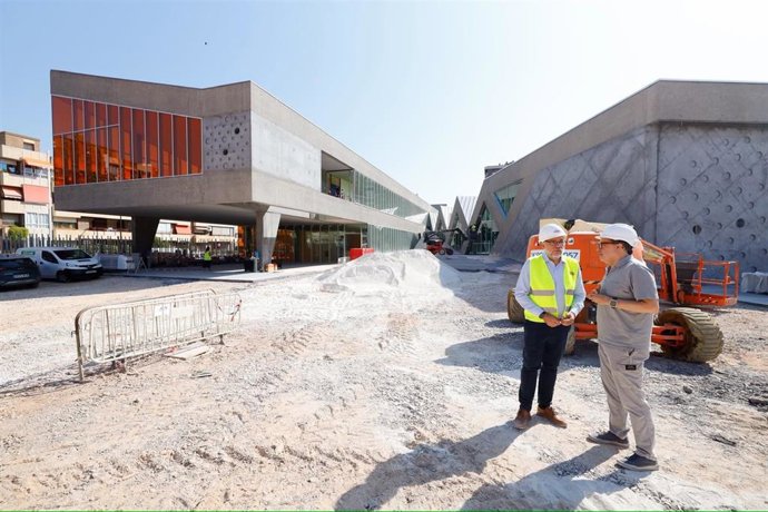 El alcalde accidental de Zaragoza, Alfonso Mendoza, visita las obras del nuevo Centro Cívico Hispanidad.