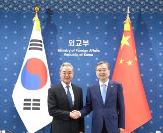 SEOUL, Aug. 19, 2026  -- Chinese Foreign Minister Wang Yi, also a member of the Political Bureau of the Communist Party of China Central Committee, meets with South Korean Foreign Minister Cho Hyun in Seoul, South Korea, Aug. 19, 2026.