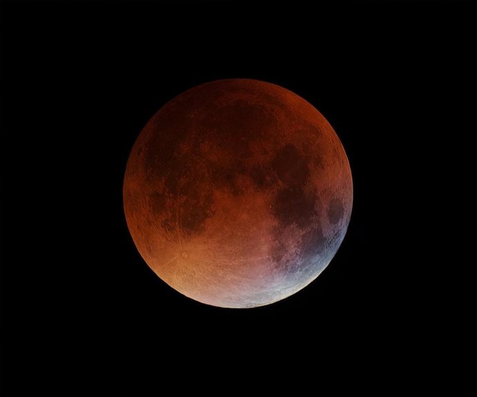 Archivo - Un eclipse lunar total de casi cuatro horas de duración de principio a fin, el más largo previsto en todo el siglo XXI, se producirá el próximo 27 de julio, coincidiendo con la luna llena. Archivo.