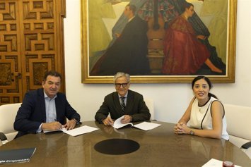 Salvador Fuentes (centro), entre Ana Rosa Ruz y el director de Banca de Empresas de Unicaja en Córdoba, José Antonio Martín, durante la firma del crédito.