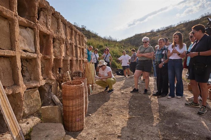 La directora general de Medio Ambiente, Ana Bretaña, asiste a los trabajos de recuperación de una gran abejera del siglo XVIII y su entorno en el término. Municipal de Añorbe.