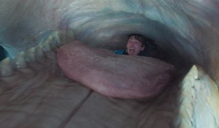 Una ballena engulle a Austin Abrams en el claustrofóbico tráiler de Whalefall