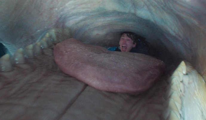 Una ballena engulle a Austin Abrams en el claustrofóbico tráiler de Whalefall