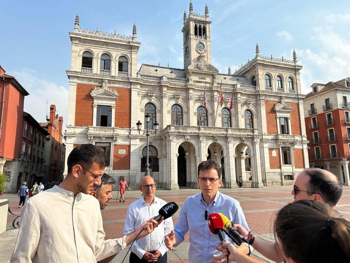 El portavoz del Grupo Municipal Socialista, Pedro Herrero, atiende a los medios de comunicación en la Plaza Mayor de Valladolid.