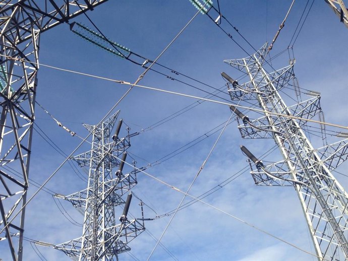 Archivo - Torres de alta tensión, electricidad, luz