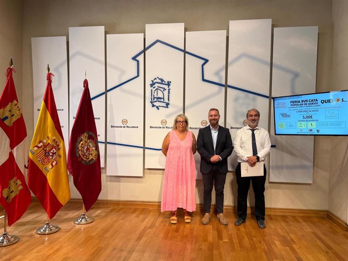 El diputado de Innovación Digital, Gobierno Abierto y Contratación, David de la Viuda, acompañado por el alcalde de Sardón de Duero, Emiliano Alonso y la concejala de cultura, María José Bayo, en la presentación de la XVII Cata Popular de Quesos de CyL.