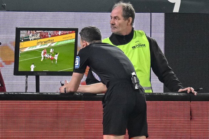 Archivo - El árbitro alemán Felix Zwayer revisa una jugada en la Bundesliga.