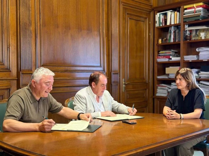 Tamames (i), Serrano y Prieto firman el convenio entre la Diputación de Soria  y la Fundación AFMA.