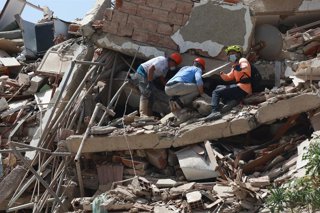 Archivo - Rescatesnen Venezuela tras el terremoto. 