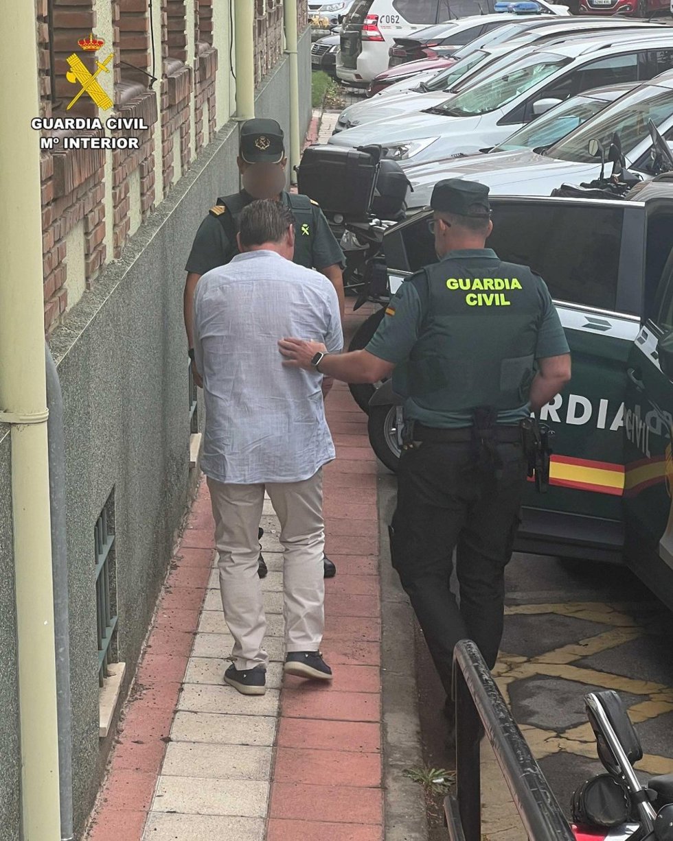 El detenido, junto a agentes de la Guardia Civil.