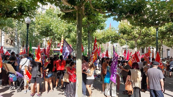 Concentración de bomberos forestales frente a la sede del Gobierno de Aragón.