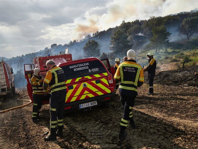 Archivo - Varias dotaciones de bomberos tratan de extinguir un fuego en una imagen de archivo.