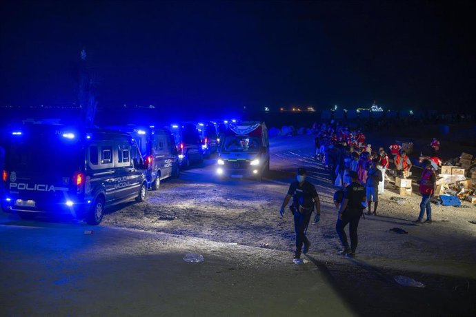 Varios agentes de la Policía Nacional vigilan una playa, a 19 de agosto de 2026, en Ceuta (España). 