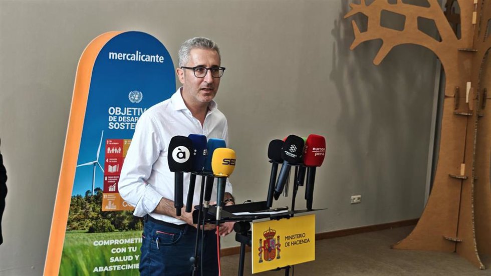 Arcadi españa durante su visita a Alicante