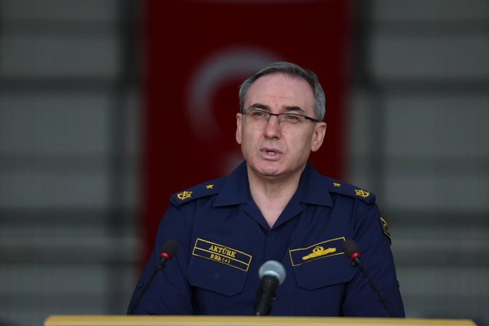 Archivo - Arquivo - ADANA, 18 de março de 2026  -- O porta-voz do Ministério da Defesa da Turquia, contra-almirante Zeki Akturk, fala durante uma coletiva de imprensa na Base Aérea de Incirlik, na província de Adana, no sul da Turquia, em 18 de março de 2