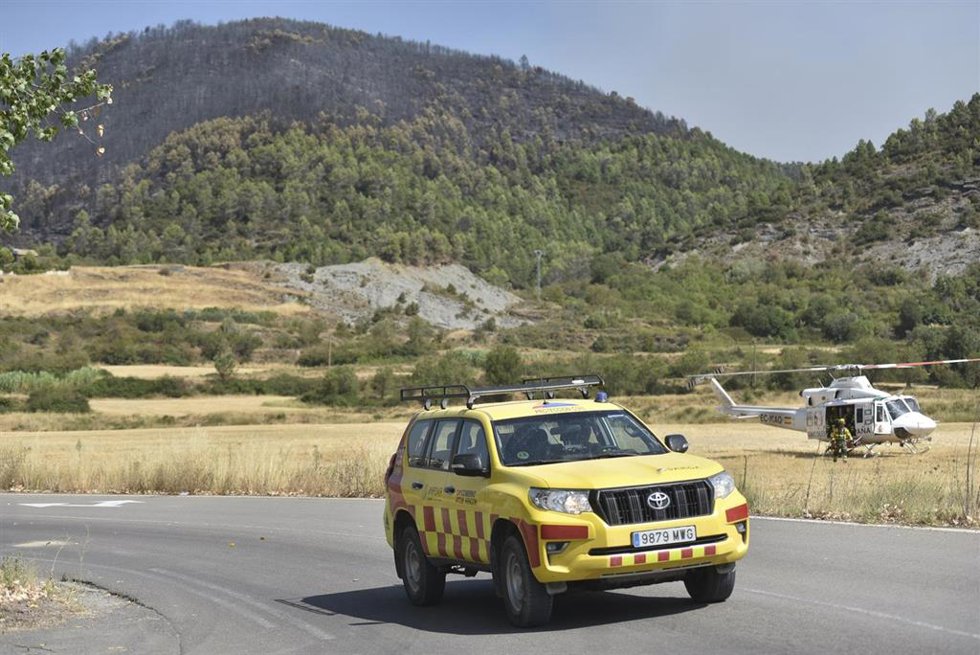 Protección civil y bomberos trabajan en las tareas de extinción del incendio de Las Peñas de Riglos, a 11 de agosto de 2026, en Las Peñas de Riglos, Hoya de Huesca, Huesca, Aragón (España). El incendio forestal iniciado este lunes, 10 de agosto, en el tér
