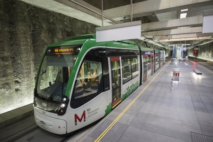 Archivo - El metro en la estación de Alcazar Genil