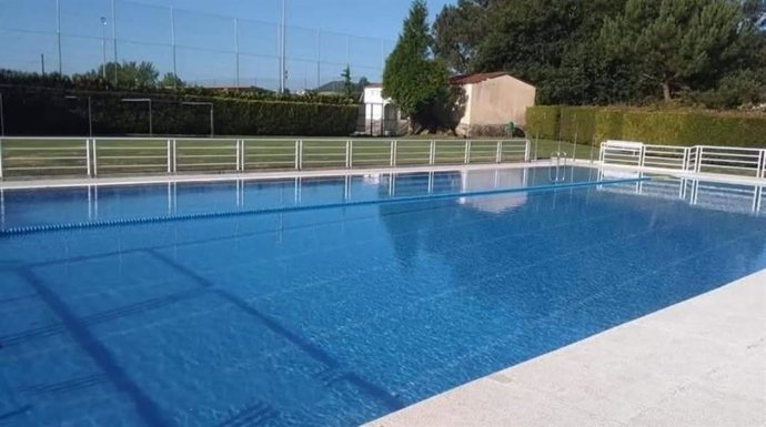 Archivo - Piscina municipal de O Campo Lameiro (Pontevedra), en imagen de archivo.