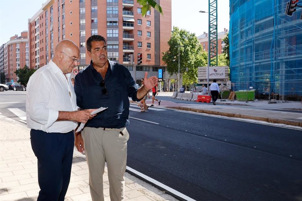 El alcalde de Valladolid, Jesús Julio Carnero, y el concejal de Tráfico y Movilidad, Alberto Gutiérrez, en una de las zonas donde se ha actuado en el barrio de Parquesol.