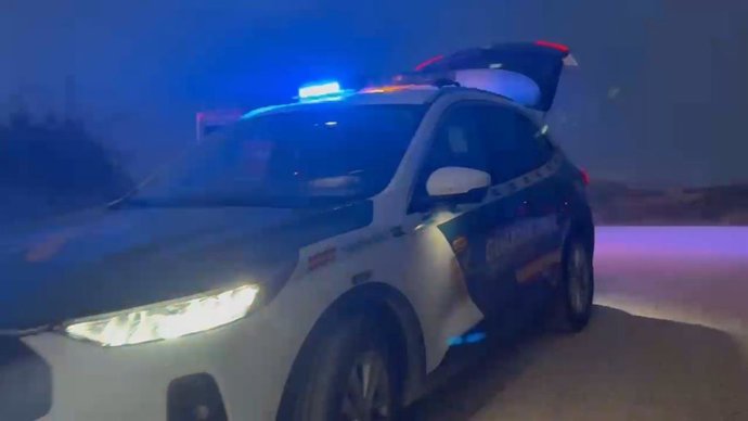 Vehículo de la Guardia Civil en el dispositivo para la extinción de un incendio de vegetación en Artajona.