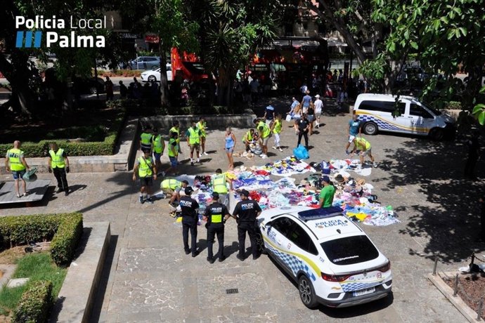 Agentes de la Policía Local confiscando artículos en una de las intervenciones contra la venta ambulante en Palma.
