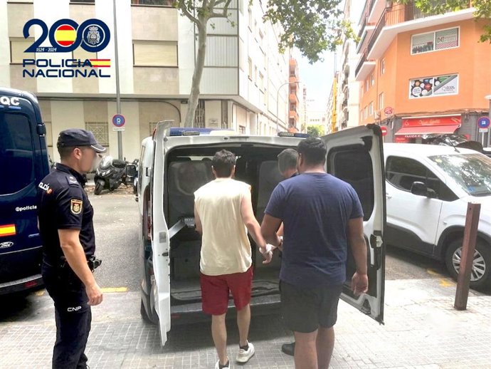 Los dos detenidos, ingresando en un furgón de la Policía Nacional.