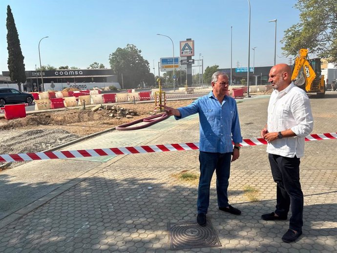 El alcalde de Sevilla, José Luis Sanz, y el delegado del Distrito Triana-Los Remedios, Manuel Alés, en las obras de la nueva glorieta de Tablada que mejorará el acceso al Puerto.