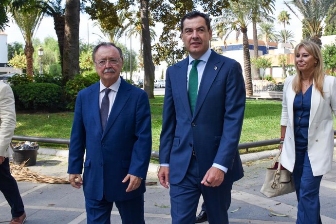 El presidente de la Junta de Andalucía, Juanma Moreno (d) y el presidente de Ceuta, Juan Jesús Vivas (i) durante la reunión que han mantenido el día de hoy. A 20 de agosto de 2026 en Ceuta (España). El presidente de la Junta de Andalucía, Juanma Moreno, v