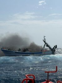 Rescatan a cinco marineros tras incendiarse su pesquero a unas ocho millas al sur de Adra (Almería)
