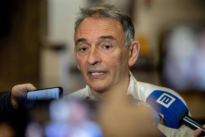 Archivo - El diputado de Sumar, Enrique Santiago, atiende a los medios durante el acto del 40 Aniversario de Izquierda Unida, en el anfiteatro de la sede de UGT, a 25 de abril de 2026, en Madrid (España).