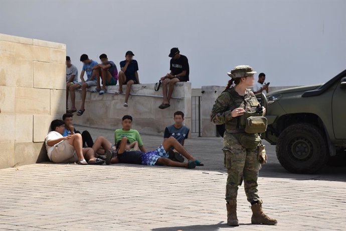 Varios militares dan apoyo a efectivos de la Policía Nacional en Ceuta, a 10 de agosto de 2026, en Ceuta (España). La ciudad acoge a miles de personas pendientes de retorno, entre ellas más de 1.300 menores, mientras las convocatorias difundidas en redes 