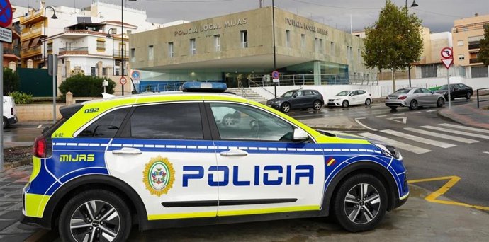 Archivo - Un vehículo de la Policía Local de Mijas junto a la Jefatura.