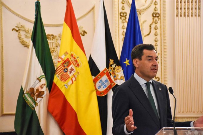 El presidente de la Junta de Andalucía, Juanma Moreno durante rueda de prensa posterior a la reunión que han mantenido el día de hoy jueves. A 20 de agosto de 2026 en Ceuta (España). 