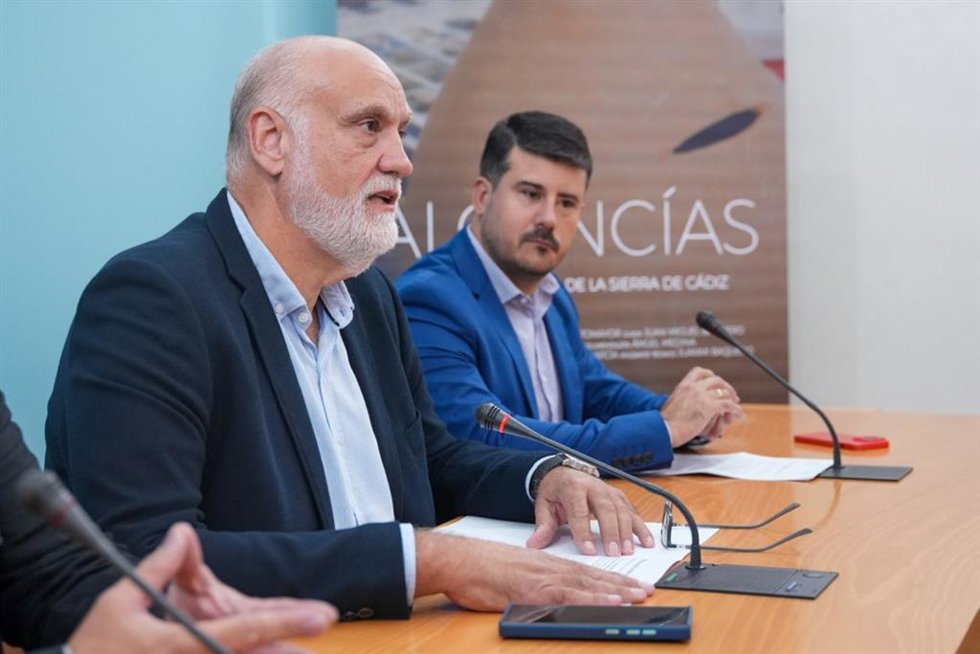 Archivo - El vicepresidente segundo de la Diputación de Cádiz, Javier Vidal, junto al presidente de la Mancomunidad de La Janda, Javier Rodríguez, en una imagen de archivo.