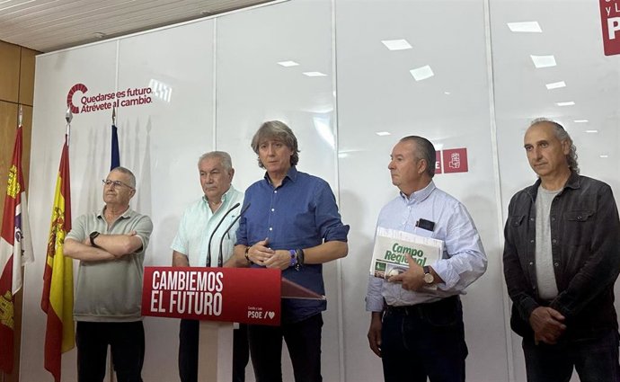 El secretario general del PSOE de Castilla y León, Carlos Martínez, junto a los representantes de las OPAs.