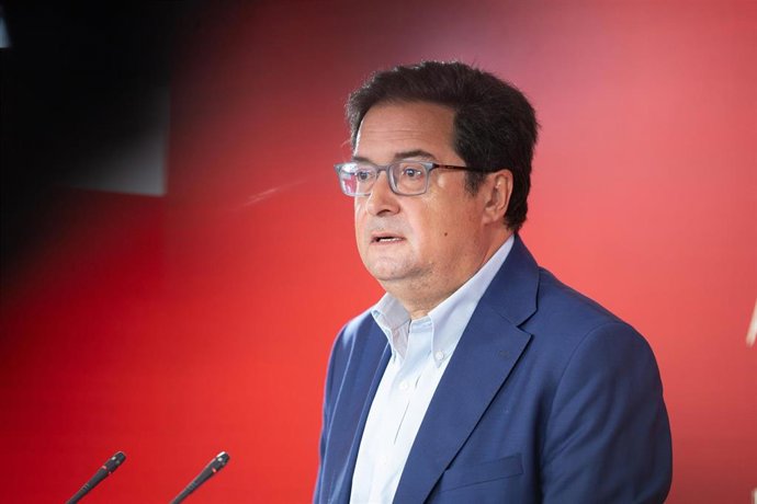 El secretario general del PSOE de Madrid y ministro para la Transformación Digital y de la Función Pública, Óscar López, durante una rueda de prensa, en la sede del PSOE, a 7 de agosto de 2026, en Madrid (España). 
