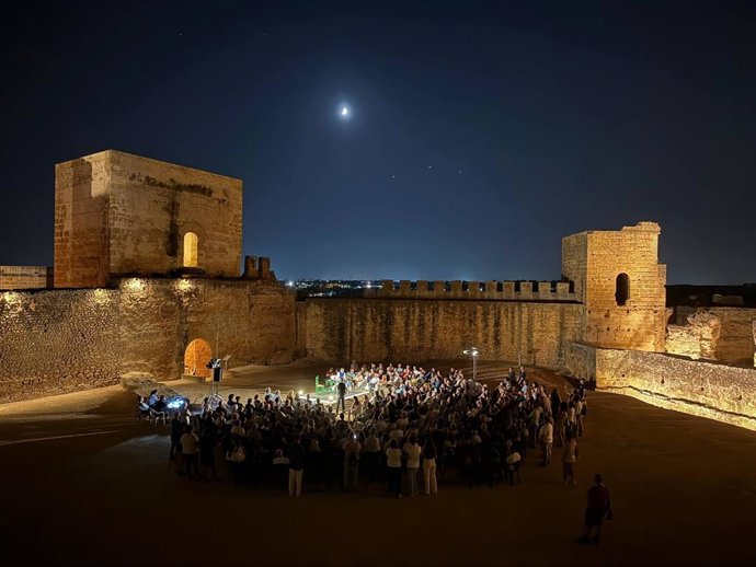 El público asistente a una función de teatro en el Patio de Silos del Castillo de Alcalá de Guadaíra (Sevilla), dentro de la programación cultural de Noctaíra.