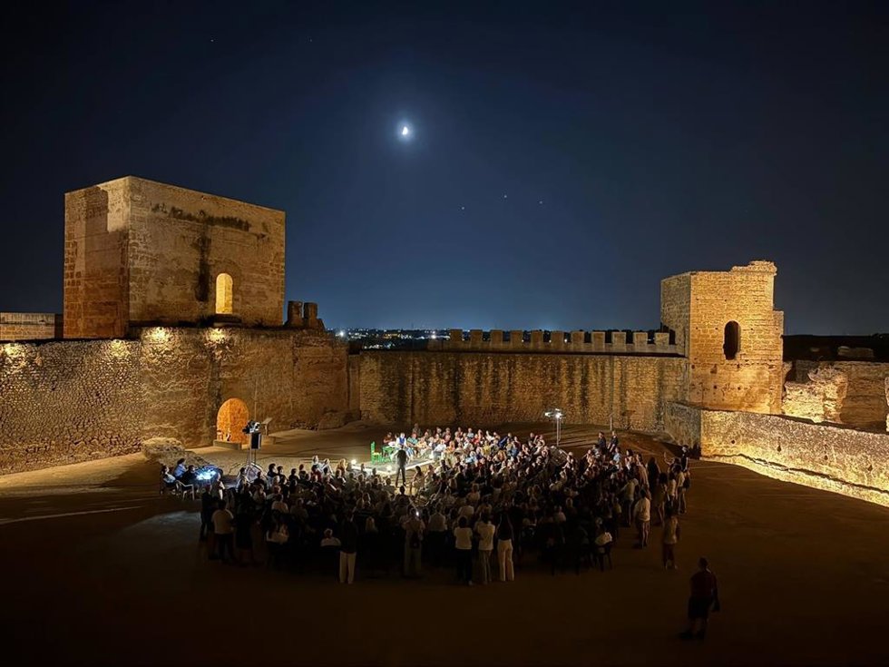 El público asistente a una función de teatro en el Patio de Silos del Castillo de Alcalá de Guadaíra (Sevilla), dentro de la programación cultural de Noctaíra.