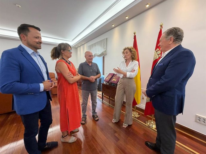 María Pardo (2 d), durante el encuentro con representantes de Plena Inclusión.