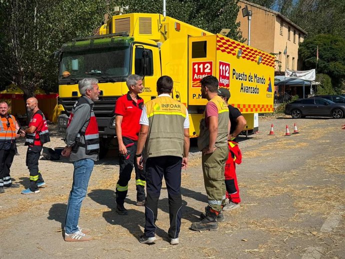 El presidente del Gobierno de Aragón, Jorge Azcón, en el Puesto de Mando Avanzado del incendio de Las Peñas de Riglos (Huesca), en Santa María de la Peña.