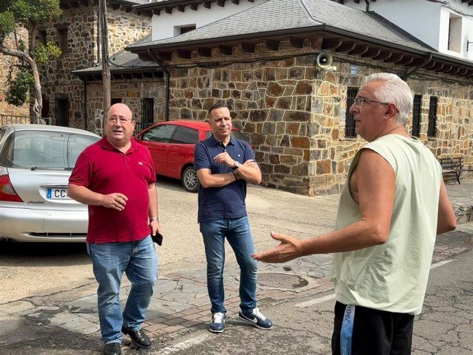 Los consejeros de Vox en la Junta de Extremadura, Óscar Fernández Calle y Juan José García, en su visita a afectados por el incendio en Las Hurdes