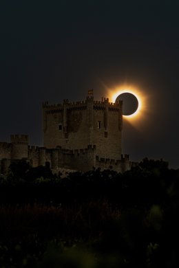 Foto del eclipse con el Castillo de Peñafiel (Valladolid), realizada por César Mena.