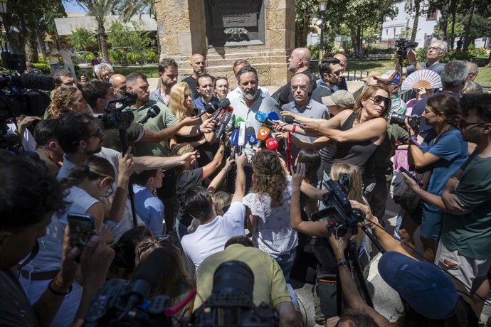 O presidente do VOX, Santiago Abascal, fala com a imprensa na Praça da África, em 2 de agosto de 2026, em Ceuta (Espanha). O presidente do VOX está em Ceuta para abordar as consequências da crise migratória.