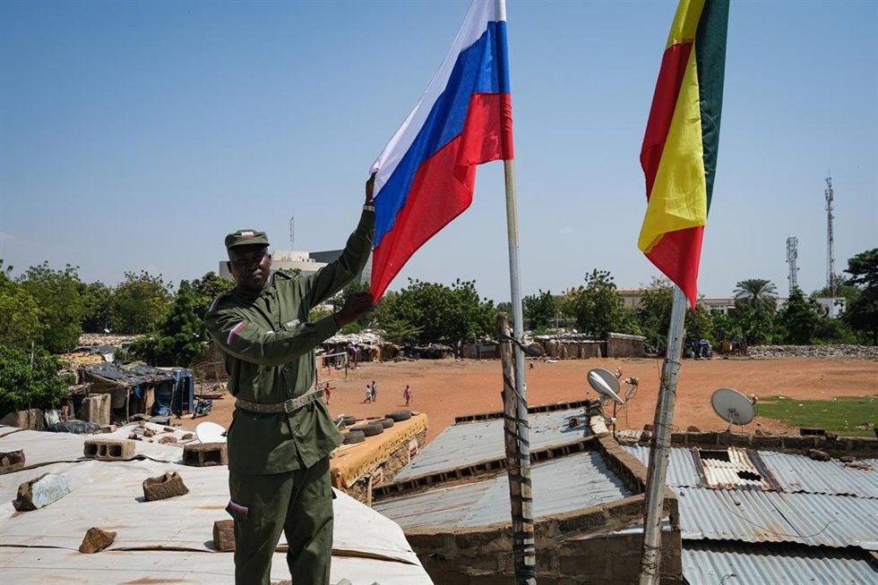 Archivo - Ciudadano maliense muestra una bandera rusa en el tejado de su casa, en el barrio de Badalabougou de Bamako.
